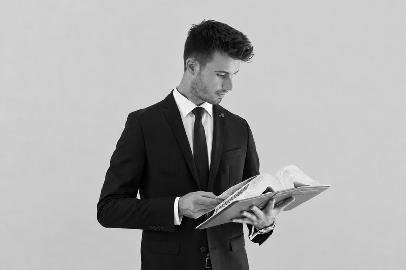 Johannes Dirmeier beim Lesen in einer Gesetzessammlung